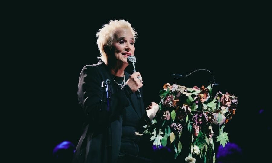 Dear-Everything-Concert-110-resized